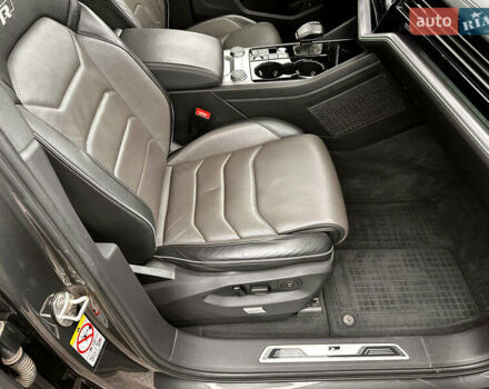 Серый Фольксваген Туарег, объемом двигателя 3 л и пробегом 90 тыс. км за 53500 $, фото 19 на Automoto.ua