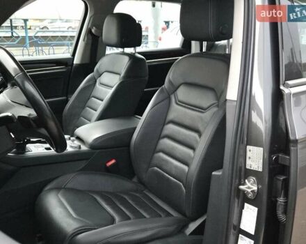 Серый Фольксваген Туарег, объемом двигателя 3 л и пробегом 120 тыс. км за 50300 $, фото 8 на Automoto.ua