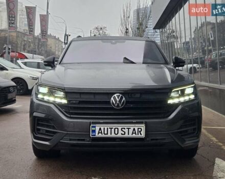 Серый Фольксваген Туарег, объемом двигателя 4 л и пробегом 196 тыс. км за 75900 $, фото 2 на Automoto.ua