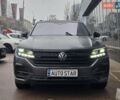 Серый Фольксваген Туарег, объемом двигателя 4 л и пробегом 196 тыс. км за 75900 $, фото 2 на Automoto.ua