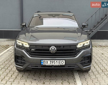 Серый Фольксваген Туарег, объемом двигателя 2.97 л и пробегом 160 тыс. км за 53700 $, фото 2 на Automoto.ua