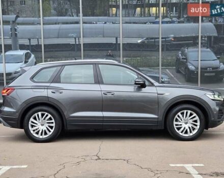 Серый Фольксваген Туарег, объемом двигателя 3 л и пробегом 120 тыс. км за 50300 $, фото 6 на Automoto.ua