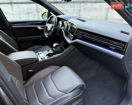 Серый Фольксваген Туарег, объемом двигателя 3 л и пробегом 175 тыс. км за 53999 $, фото 35 на Automoto.ua