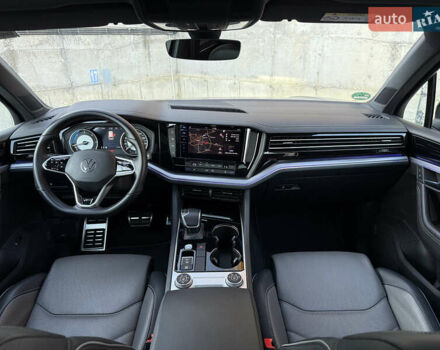 Серый Фольксваген Туарег, объемом двигателя 3 л и пробегом 175 тыс. км за 53999 $, фото 51 на Automoto.ua