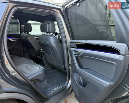 Сірий Фольксваген Туарег, об'ємом двигуна 3 л та пробігом 175 тис. км за 53999 $, фото 50 на Automoto.ua