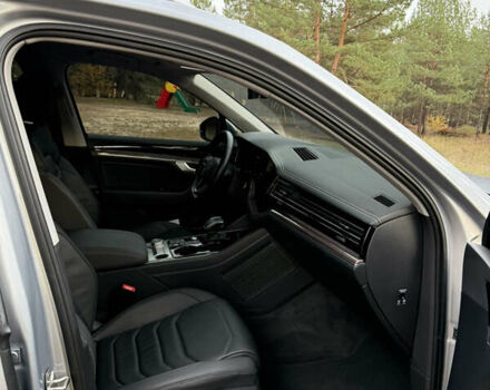 Серый Фольксваген Туарег, объемом двигателя 3 л и пробегом 56 тыс. км за 46900 $, фото 7 на Automoto.ua