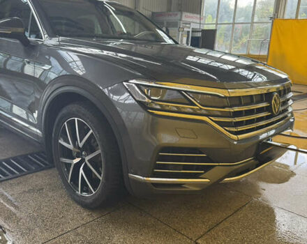 Серый Фольксваген Туарег, объемом двигателя 2.99 л и пробегом 180 тыс. км за 49000 $, фото 3 на Automoto.ua