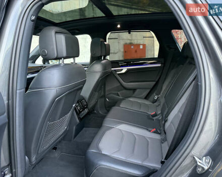 Серый Фольксваген Туарег, объемом двигателя 3 л и пробегом 175 тыс. км за 53999 $, фото 65 на Automoto.ua