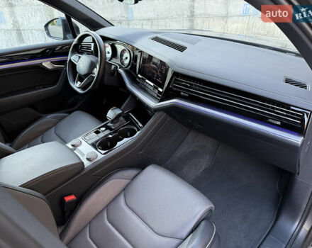 Сірий Фольксваген Туарег, об'ємом двигуна 3 л та пробігом 175 тис. км за 53999 $, фото 43 на Automoto.ua