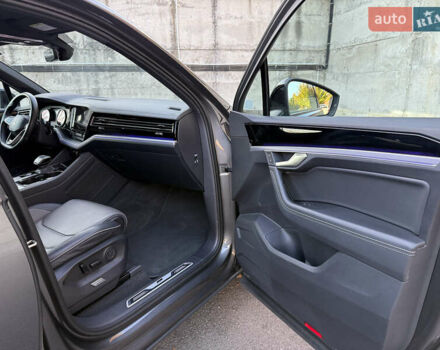 Серый Фольксваген Туарег, объемом двигателя 3 л и пробегом 175 тыс. км за 53999 $, фото 31 на Automoto.ua