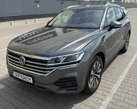 Серый Фольксваген Туарег, объемом двигателя 2.97 л и пробегом 159 тыс. км за 55000 $, фото 1 на Automoto.ua