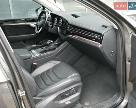 Серый Фольксваген Туарег, объемом двигателя 3 л и пробегом 120 тыс. км за 50300 $, фото 9 на Automoto.ua