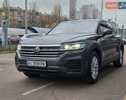 Серый Фольксваген Туарег, объемом двигателя 3 л и пробегом 120 тыс. км за 50300 $, фото 1 на Automoto.ua