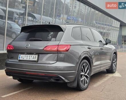 Серый Фольксваген Туарег, объемом двигателя 4 л и пробегом 196 тыс. км за 75900 $, фото 3 на Automoto.ua
