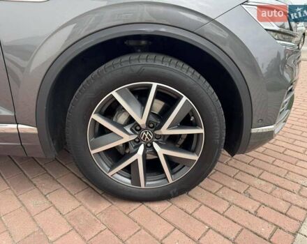 Серый Фольксваген Туарег, объемом двигателя 2.97 л и пробегом 86 тыс. км за 58000 $, фото 5 на Automoto.ua