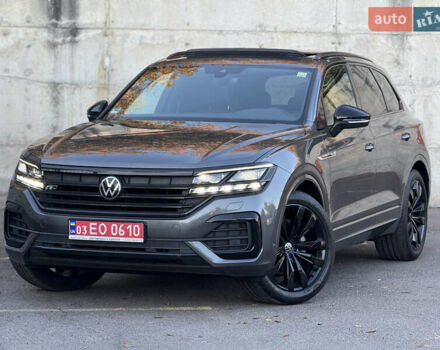 Серый Фольксваген Туарег, объемом двигателя 3 л и пробегом 175 тыс. км за 53999 $, фото 1 на Automoto.ua