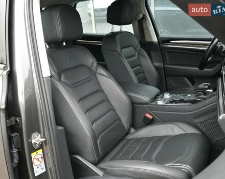 Серый Фольксваген Туарег, объемом двигателя 3 л и пробегом 120 тыс. км за 50300 $, фото 10 на Automoto.ua