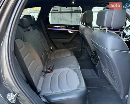 Сірий Фольксваген Туарег, об'ємом двигуна 3 л та пробігом 175 тис. км за 53999 $, фото 51 на Automoto.ua