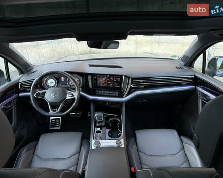 Серый Фольксваген Туарег, объемом двигателя 3 л и пробегом 175 тыс. км за 53999 $, фото 52 на Automoto.ua