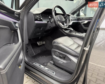 Серый Фольксваген Туарег, объемом двигателя 2.97 л и пробегом 160 тыс. км за 53700 $, фото 17 на Automoto.ua