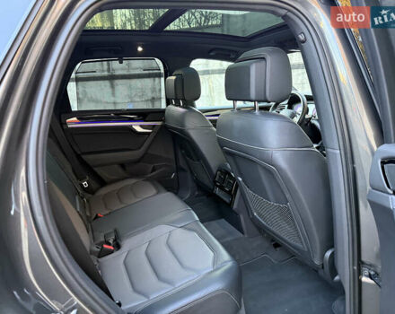 Серый Фольксваген Туарег, объемом двигателя 3 л и пробегом 175 тыс. км за 53999 $, фото 45 на Automoto.ua