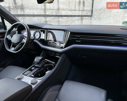 Сірий Фольксваген Туарег, об'ємом двигуна 3 л та пробігом 175 тис. км за 53999 $, фото 54 на Automoto.ua