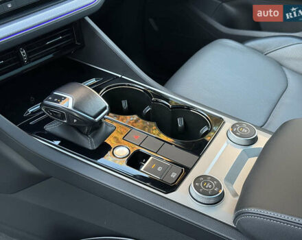 Серый Фольксваген Туарег, объемом двигателя 3 л и пробегом 175 тыс. км за 53999 $, фото 78 на Automoto.ua