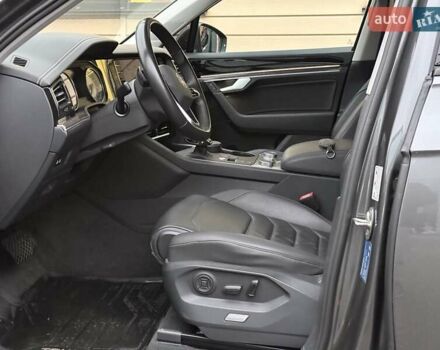 Серый Фольксваген Туарег, объемом двигателя 3 л и пробегом 41 тыс. км за 46900 $, фото 25 на Automoto.ua