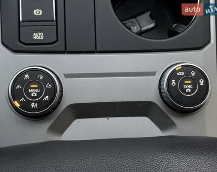 Серый Фольксваген Туарег, объемом двигателя 3 л и пробегом 41 тыс. км за 46900 $, фото 18 на Automoto.ua