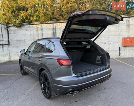 Серый Фольксваген Туарег, объемом двигателя 3 л и пробегом 175 тыс. км за 53999 $, фото 62 на Automoto.ua