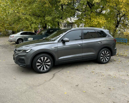 Серый Фольксваген Туарег, объемом двигателя 3 л и пробегом 129 тыс. км за 45500 $, фото 1 на Automoto.ua