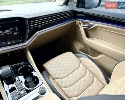 Серый Фольксваген Туарег, объемом двигателя 2.97 л и пробегом 79 тыс. км за 57900 $, фото 43 на Automoto.ua