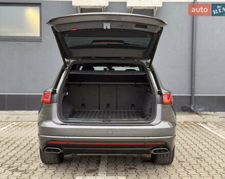 Серый Фольксваген Туарег, объемом двигателя 2.97 л и пробегом 160 тыс. км за 53700 $, фото 53 на Automoto.ua