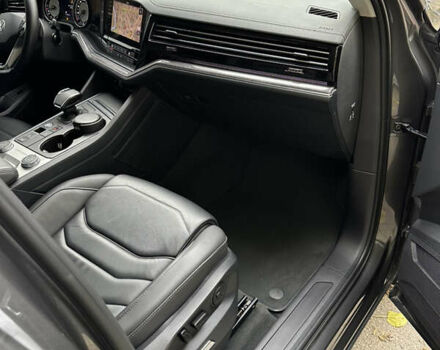 Серый Фольксваген Туарег, объемом двигателя 3 л и пробегом 129 тыс. км за 45500 $, фото 17 на Automoto.ua