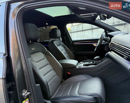 Серый Фольксваген Туарег, объемом двигателя 3 л и пробегом 175 тыс. км за 53999 $, фото 40 на Automoto.ua