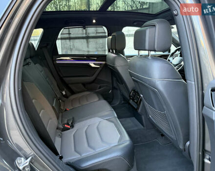 Сірий Фольксваген Туарег, об'ємом двигуна 3 л та пробігом 175 тис. км за 53999 $, фото 52 на Automoto.ua