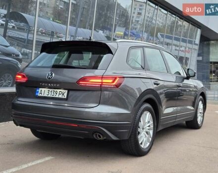 Серый Фольксваген Туарег, объемом двигателя 3 л и пробегом 120 тыс. км за 50300 $, фото 3 на Automoto.ua