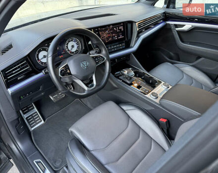 Серый Фольксваген Туарег, объемом двигателя 3 л и пробегом 175 тыс. км за 53999 $, фото 77 на Automoto.ua