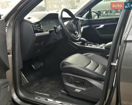 Серый Фольксваген Туарег, объемом двигателя 4 л и пробегом 196 тыс. км за 75900 $, фото 7 на Automoto.ua