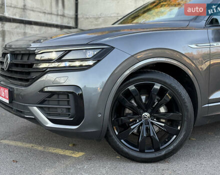 Серый Фольксваген Туарег, объемом двигателя 3 л и пробегом 175 тыс. км за 53999 $, фото 5 на Automoto.ua