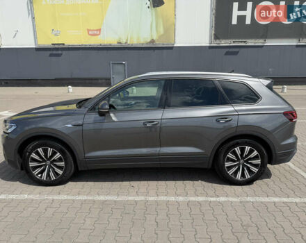 Серый Фольксваген Туарег, объемом двигателя 2.97 л и пробегом 159 тыс. км за 55000 $, фото 2 на Automoto.ua