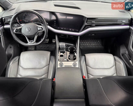 Серый Фольксваген Туарег, объемом двигателя 2.97 л и пробегом 160 тыс. км за 53700 $, фото 27 на Automoto.ua