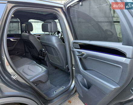 Сірий Фольксваген Туарег, об'ємом двигуна 3 л та пробігом 175 тис. км за 53999 $, фото 49 на Automoto.ua