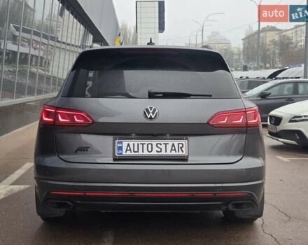 Серый Фольксваген Туарег, объемом двигателя 4 л и пробегом 196 тыс. км за 75900 $, фото 5 на Automoto.ua