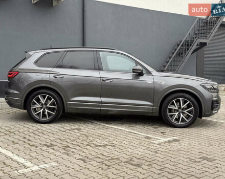 Серый Фольксваген Туарег, объемом двигателя 2.97 л и пробегом 160 тыс. км за 53700 $, фото 4 на Automoto.ua