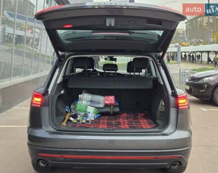 Серый Фольксваген Туарег, объемом двигателя 3 л и пробегом 120 тыс. км за 50300 $, фото 30 на Automoto.ua