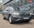 Серый Фольксваген Туарег, объемом двигателя 3 л и пробегом 120 тыс. км за 50300 $, фото 1 на Automoto.ua