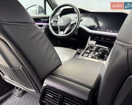 Серый Фольксваген Туарег, объемом двигателя 2.97 л и пробегом 160 тыс. км за 53700 $, фото 29 на Automoto.ua