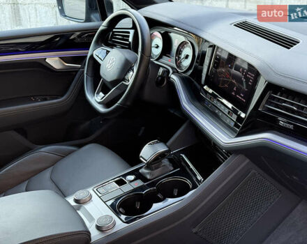 Серый Фольксваген Туарег, объемом двигателя 3 л и пробегом 175 тыс. км за 53999 $, фото 37 на Automoto.ua