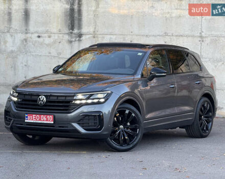 Серый Фольксваген Туарег, объемом двигателя 3 л и пробегом 175 тыс. км за 53999 $, фото 2 на Automoto.ua